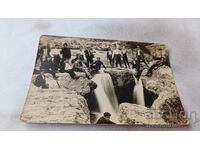 Снимка Млади мъжи при водопада