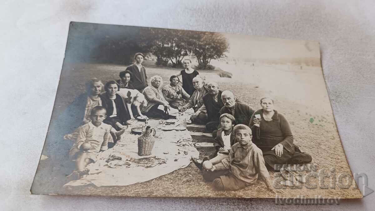 Photo Men women and children on a picnic