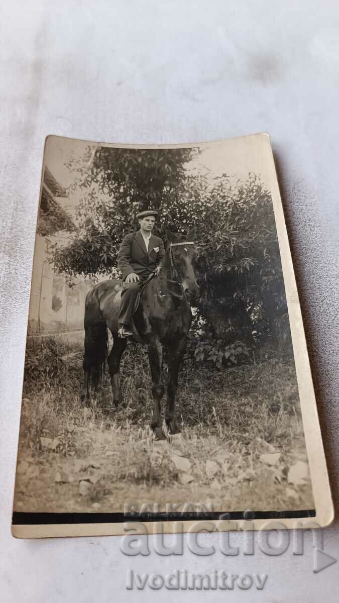 Φωτογραφία Βόσνιος άνδρας σε μαύρο άλογο
