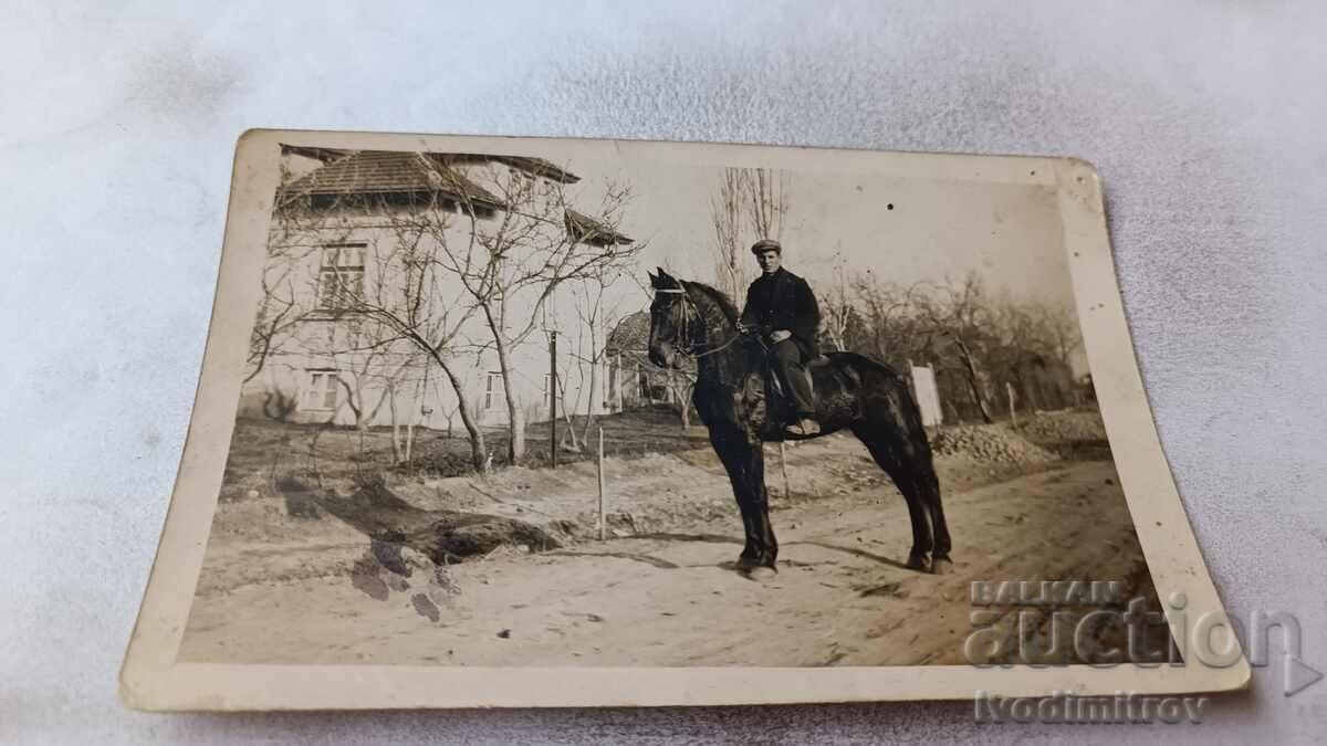 Fotografie Bărbat bosniac pe un cal negru