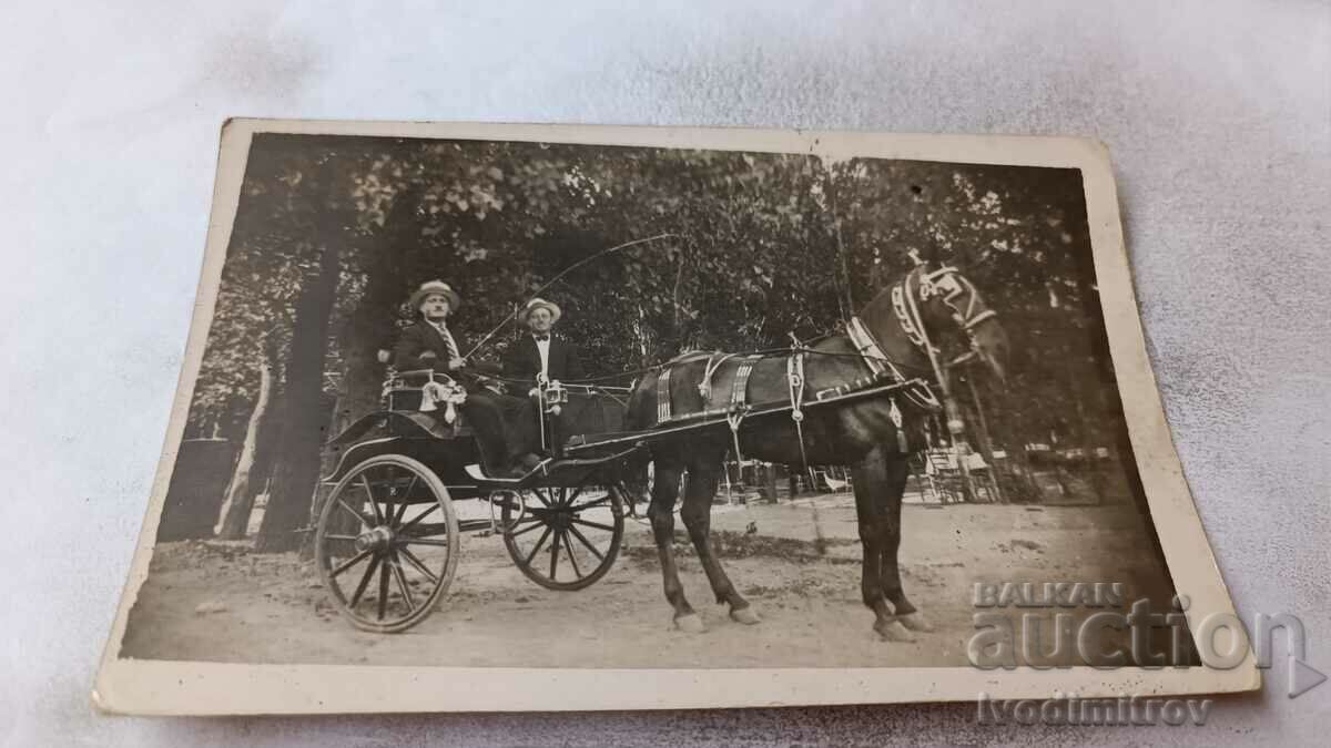 Foto Doi bărbați cu un vehicul cu două roți