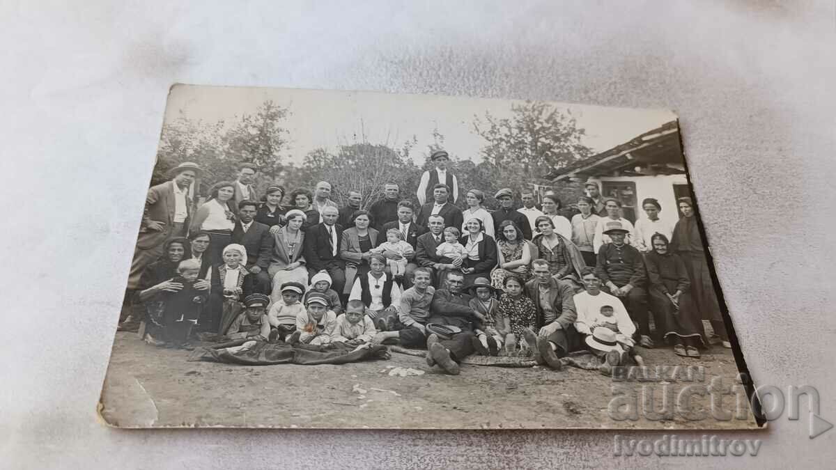 Снимка Мъже жени и деца в двора
