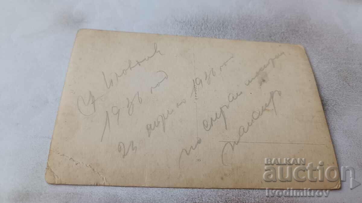 Φωτογραφία Plovdiv Άνδρας και γυναίκα μπροστά από ένα σιντριβάνι στο πάρκο 1936 με τιμή 2.65 BGN | € 1.35 Φωτογραφία Plovdiv Άνδρας και γυναίκα μπροστά από ένα σιντριβάνι στο πάρκο 1936 με τιμή 2.65 BGN | € 1.35