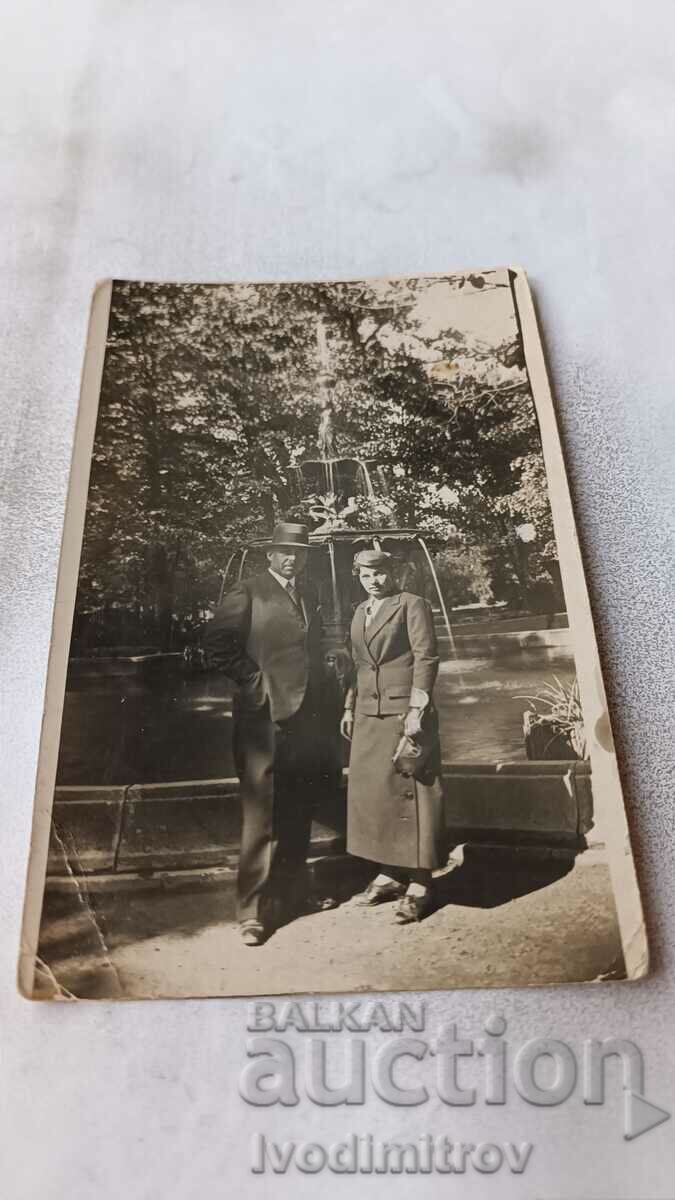 Снимка Пловдивъ Мъж и жена пред фонтан в парка 1936
