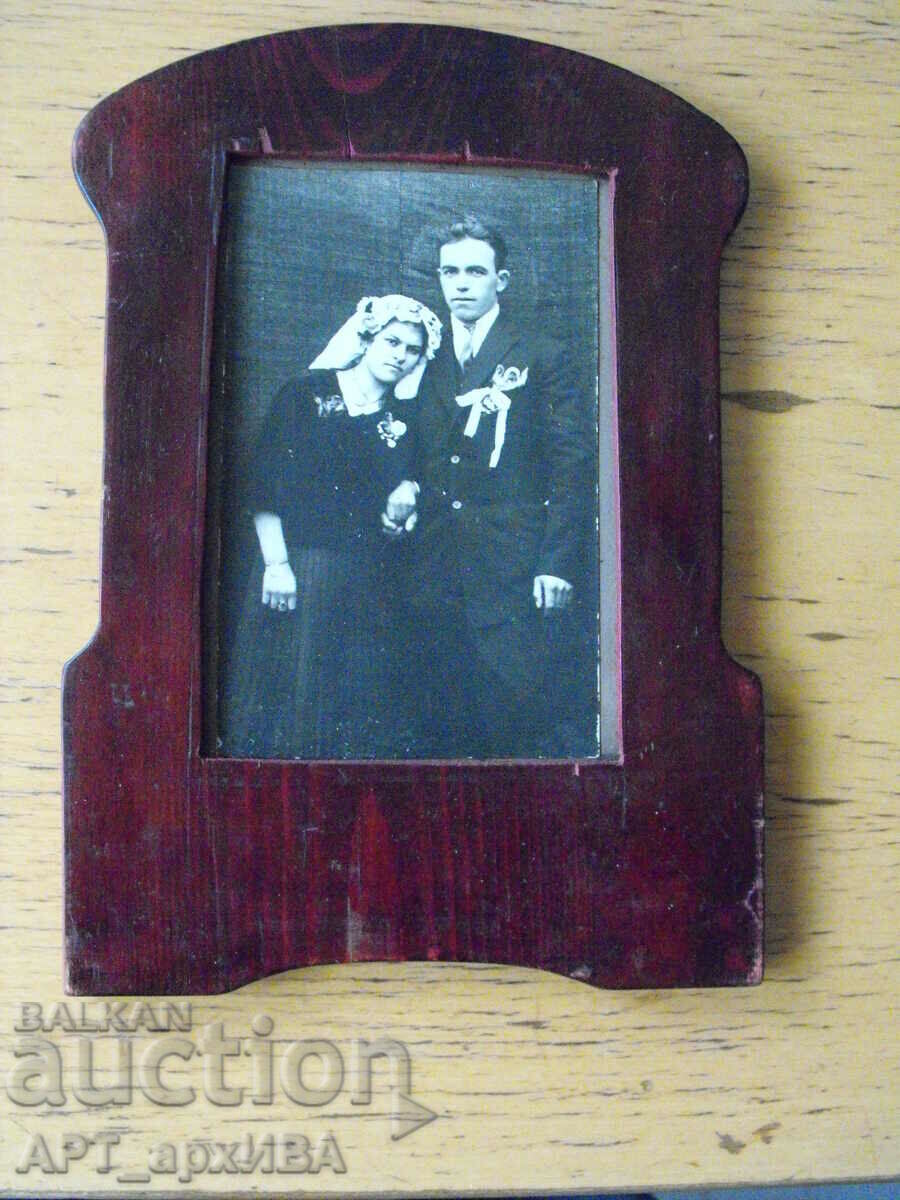 Сватбена фотография, в дървена сецесионова рамка.