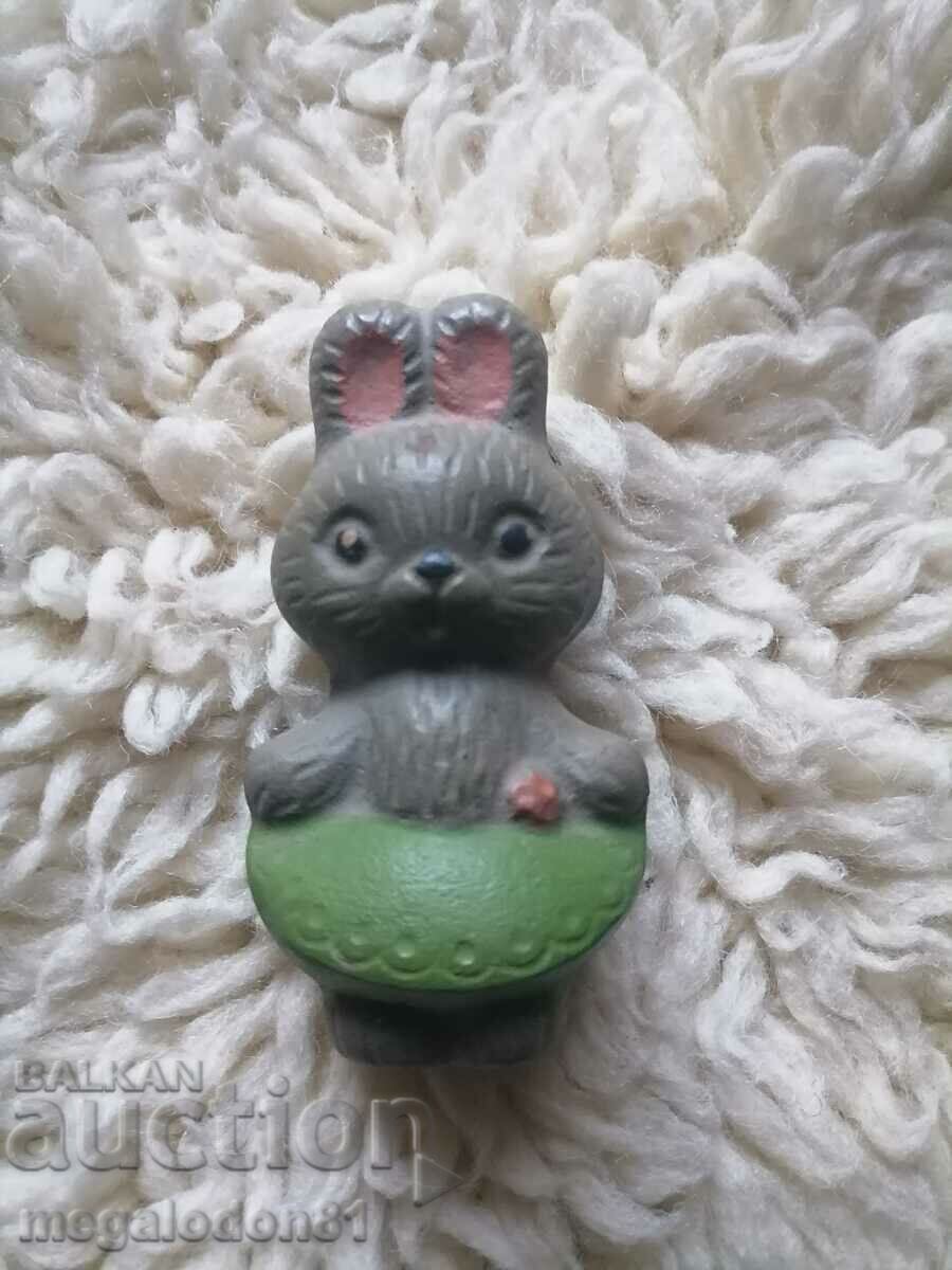 Стара гумена играчка -  зайче