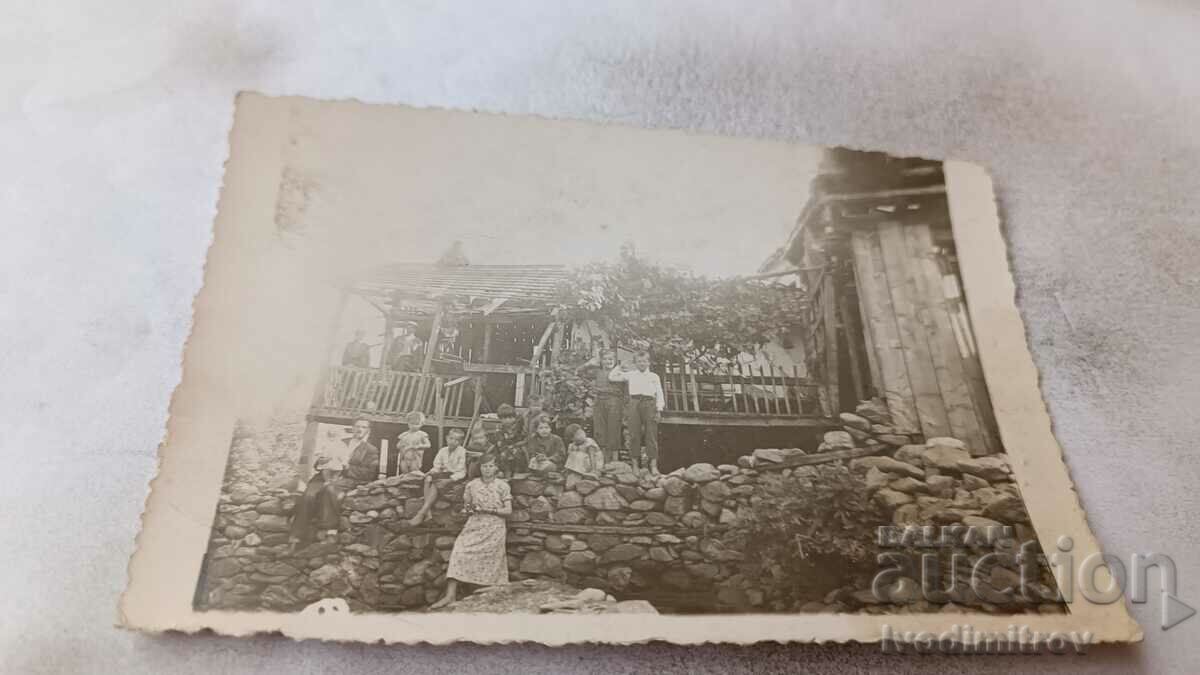 Снимка Жена и деца пред стара селска къща