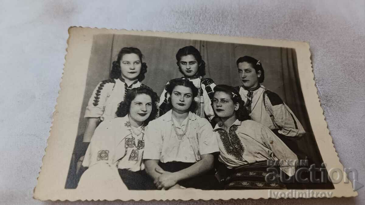 Fotografie Șase fete tinere în cămăși brodate 1945