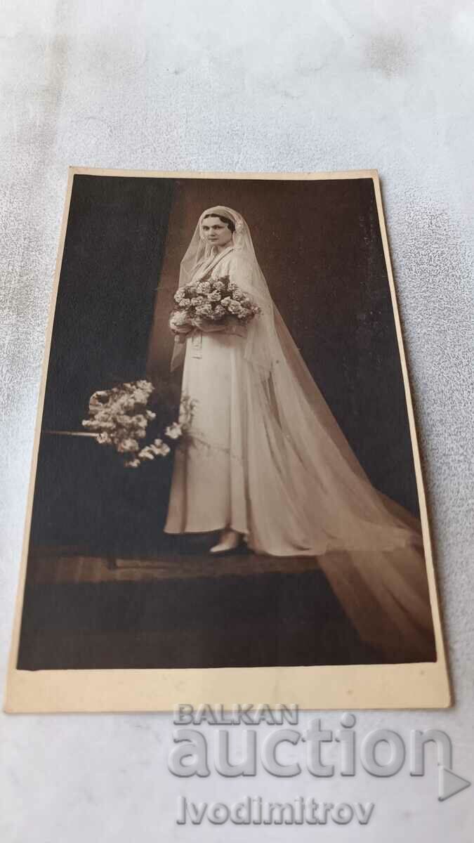 Foto Femeie într-o rochie de mireasă