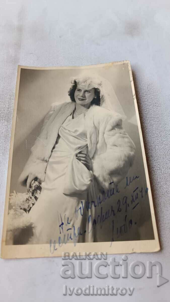 Снимка Жена в булчинска рокля 1946