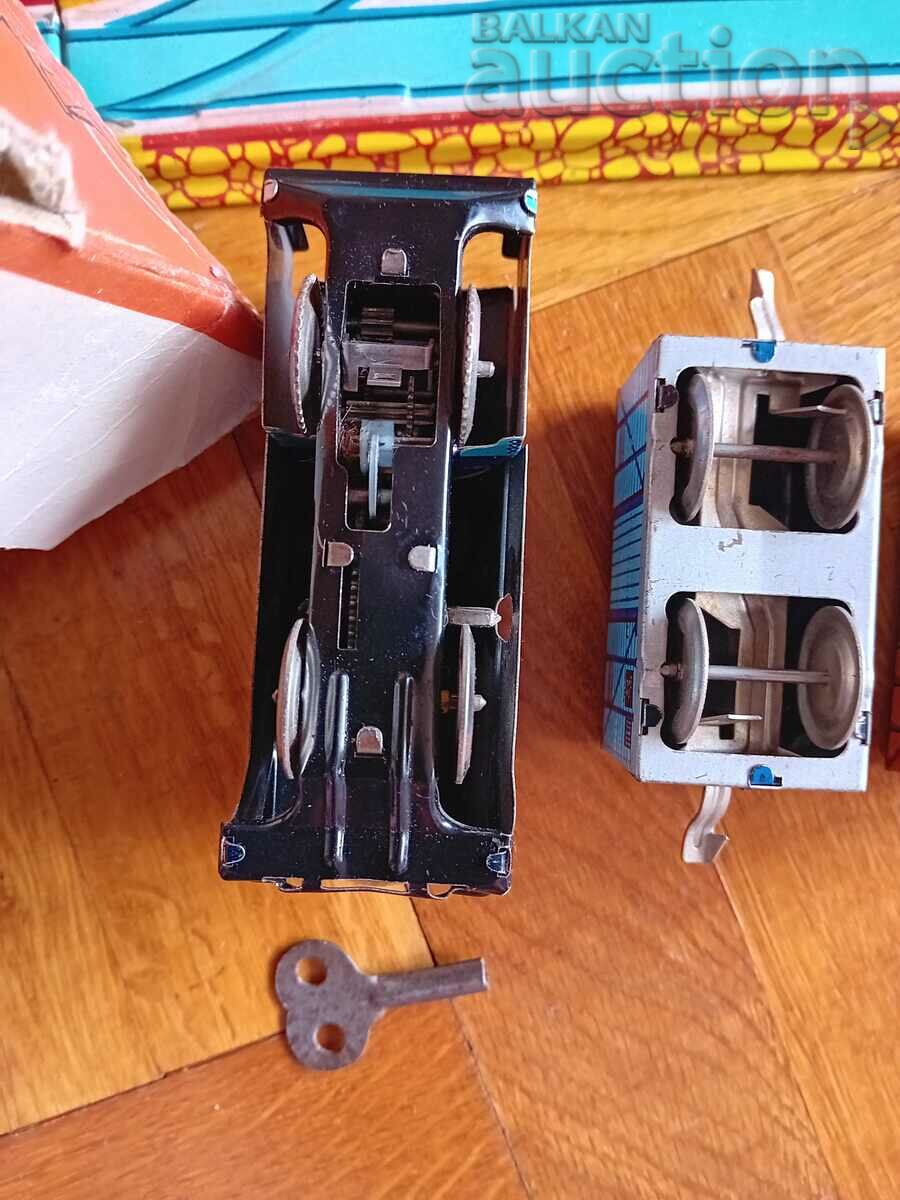 winding sheet metal toy locomotive wagons train 70s - 6