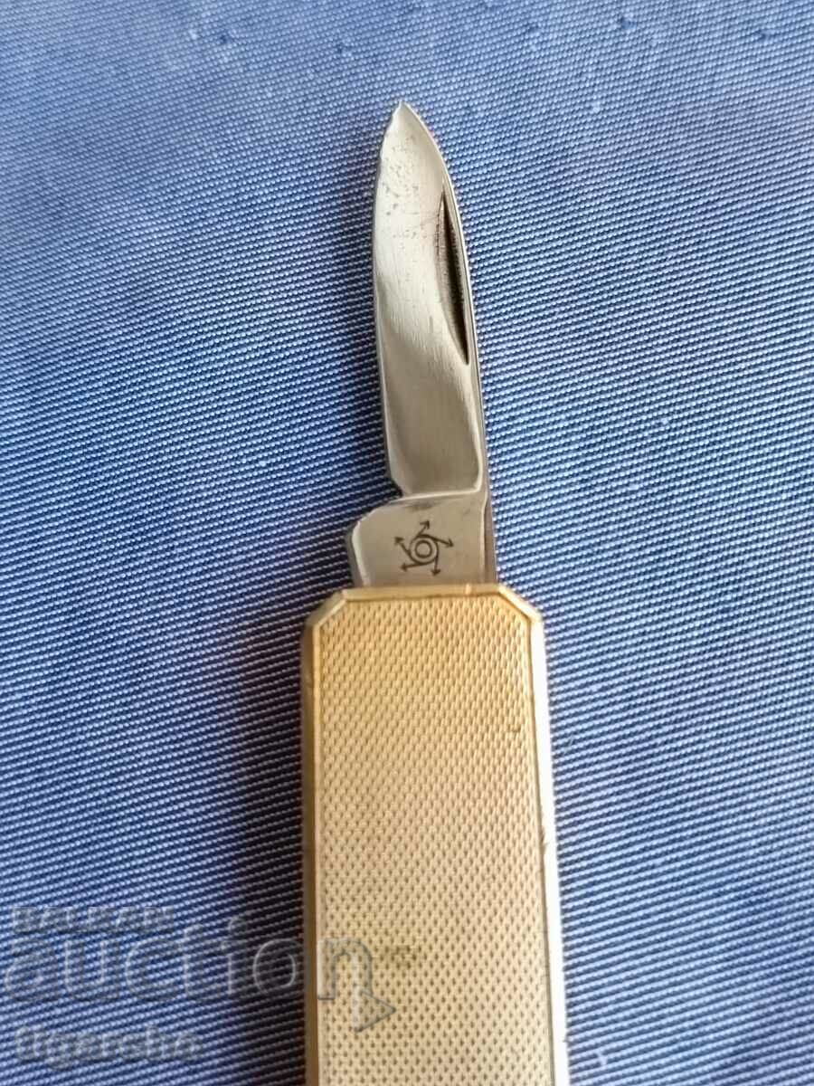 Delivery of A pocket knife Delivery of A pocket knife