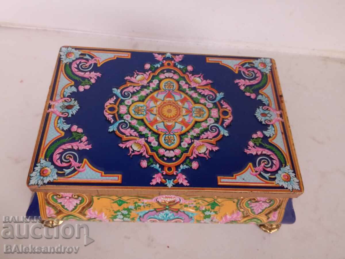 Delivery of Beautiful metallic German box Delivery of Beautiful metallic German box