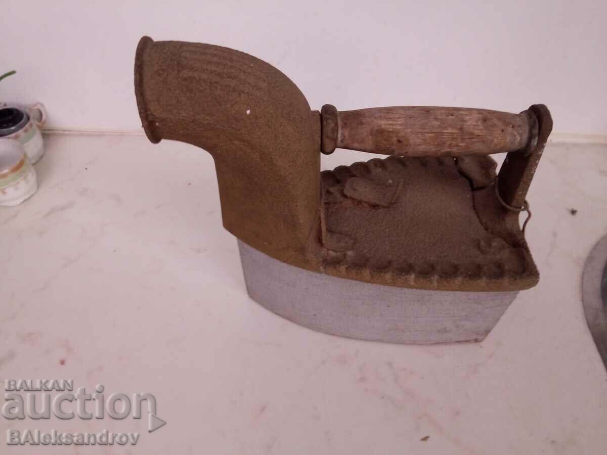 A rare iron with a chimney with price 76.00 BGN | € 38.86 A rare iron with a chimney with price 76.00 BGN | € 38.86
