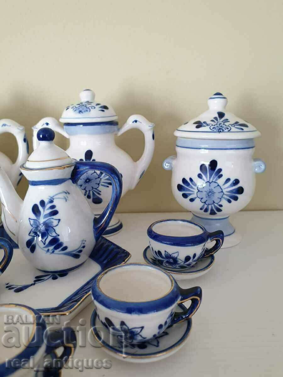 A set of porcelain miniatures - 5 A set of porcelain miniatures - 5