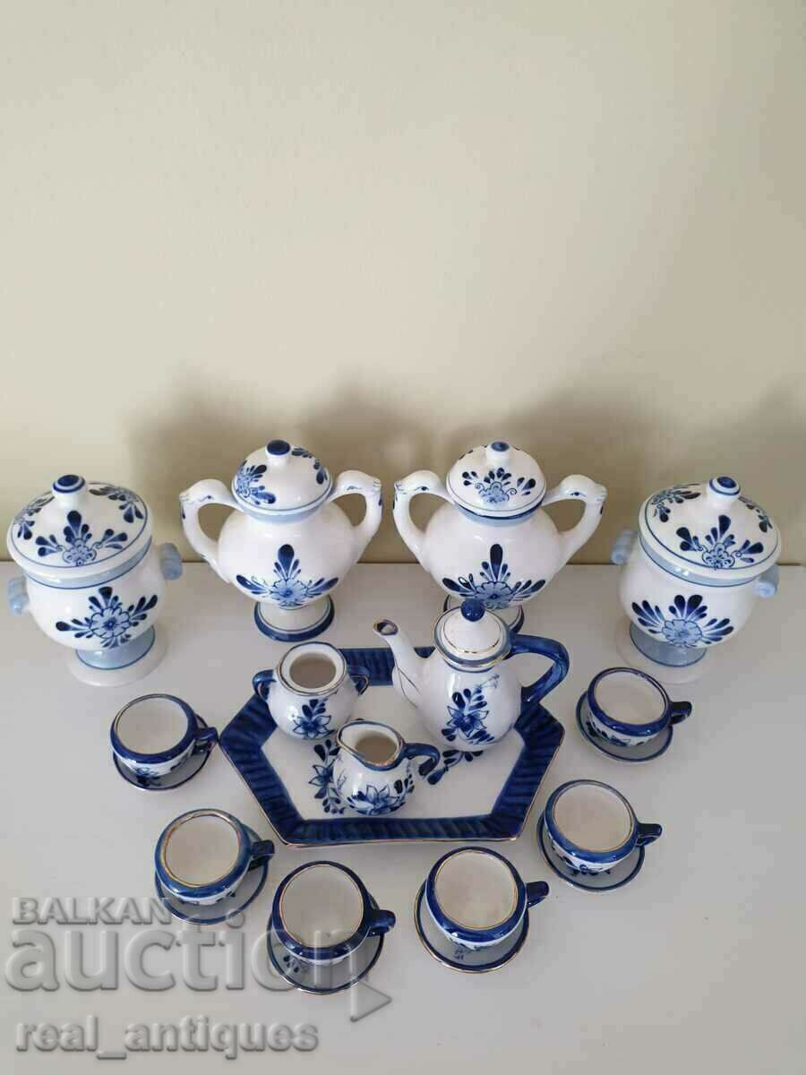 A set of porcelain miniatures - 6 A set of porcelain miniatures - 6