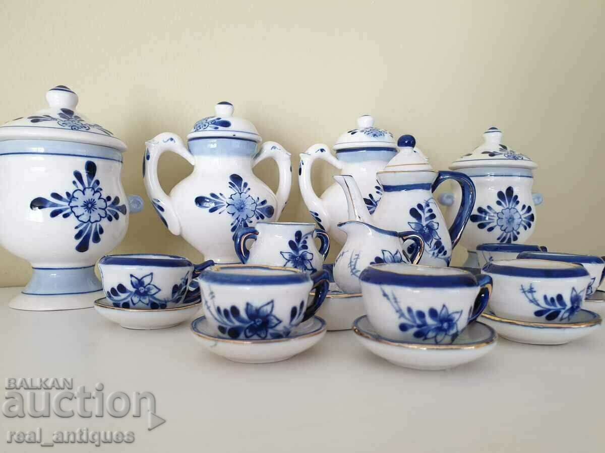 A set of porcelain miniatures - 7 A set of porcelain miniatures - 7