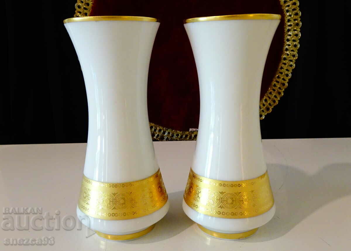 Две вази баварски порцелан,релефно злато.