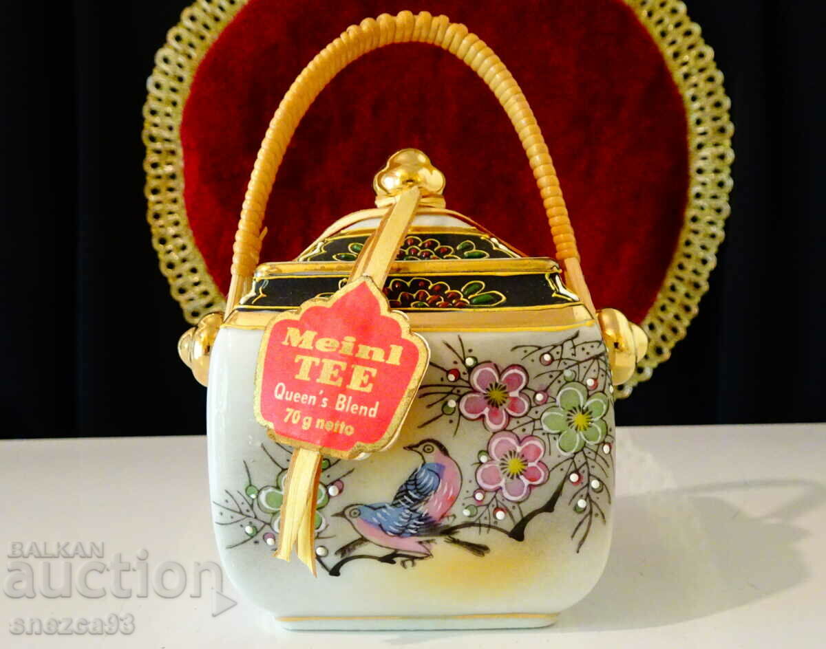Неотварян съд японски порцелан Eiwa Kinsei с чай Meinl.