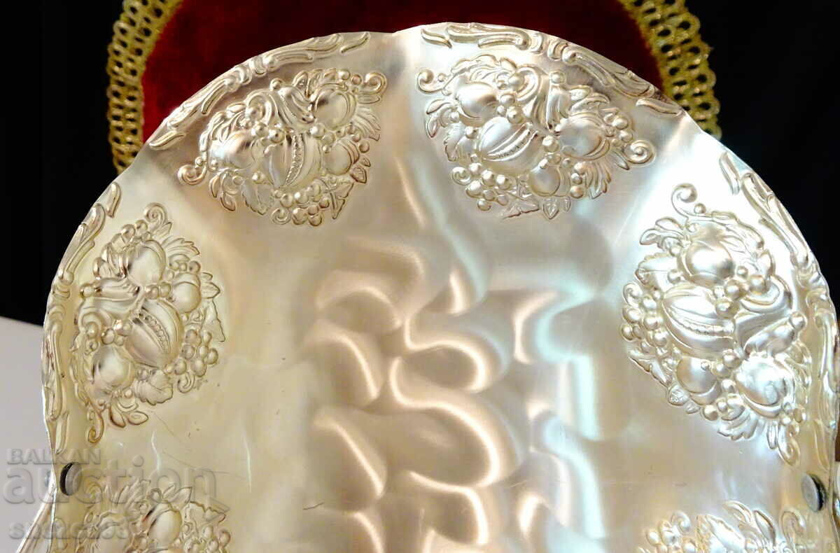 Auction  Silver-plated candy box, embossed fruits.