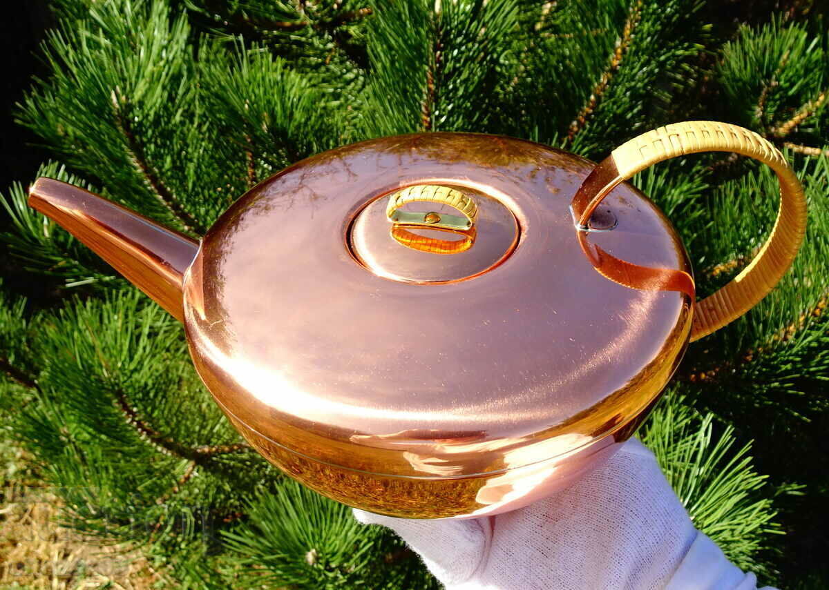 Delivery of Aladdin copper teapot, unused. Delivery of Aladdin copper teapot, unused.