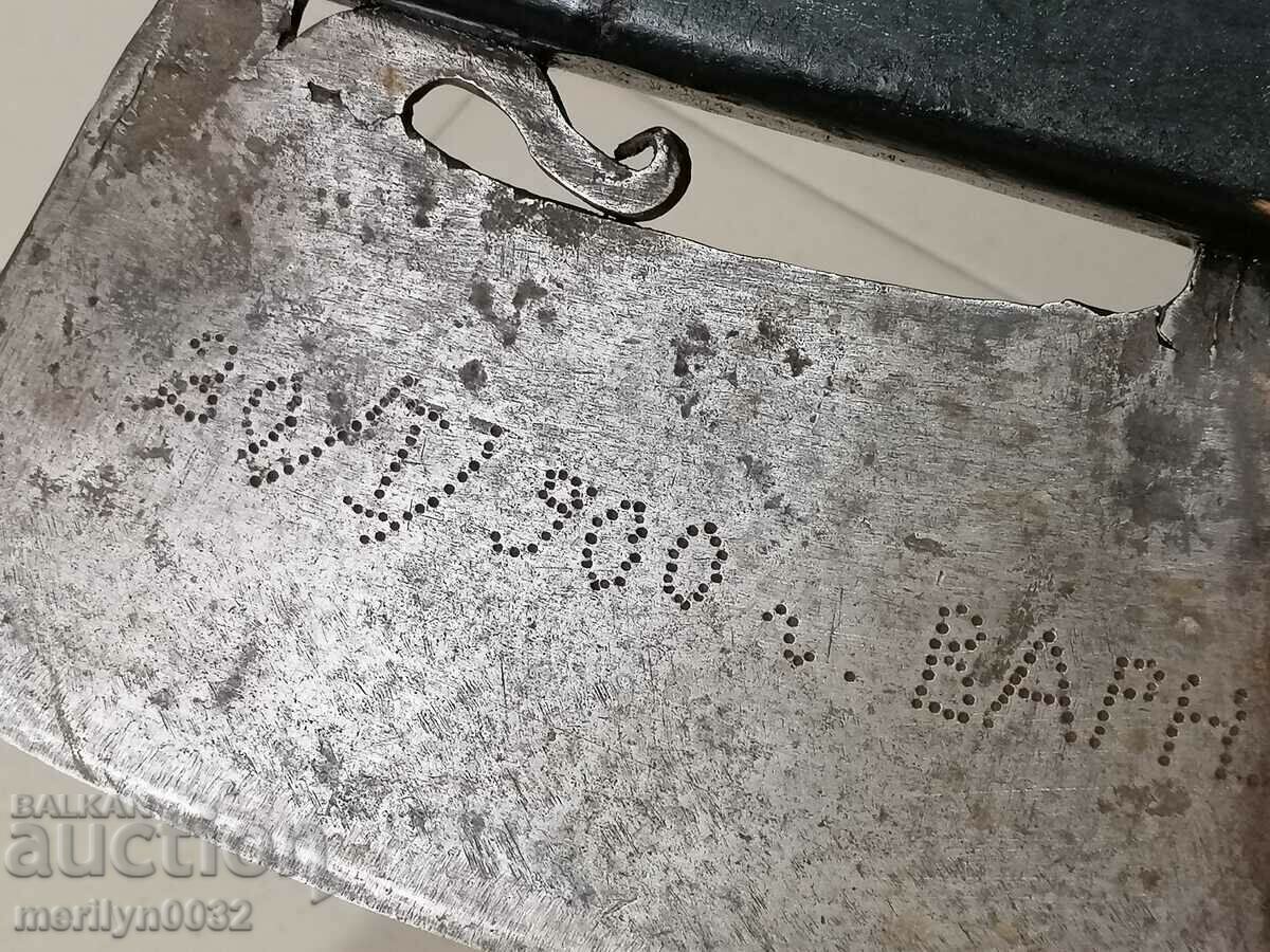 Стара ръчно кована брадва надпис дата топор ковано желязо