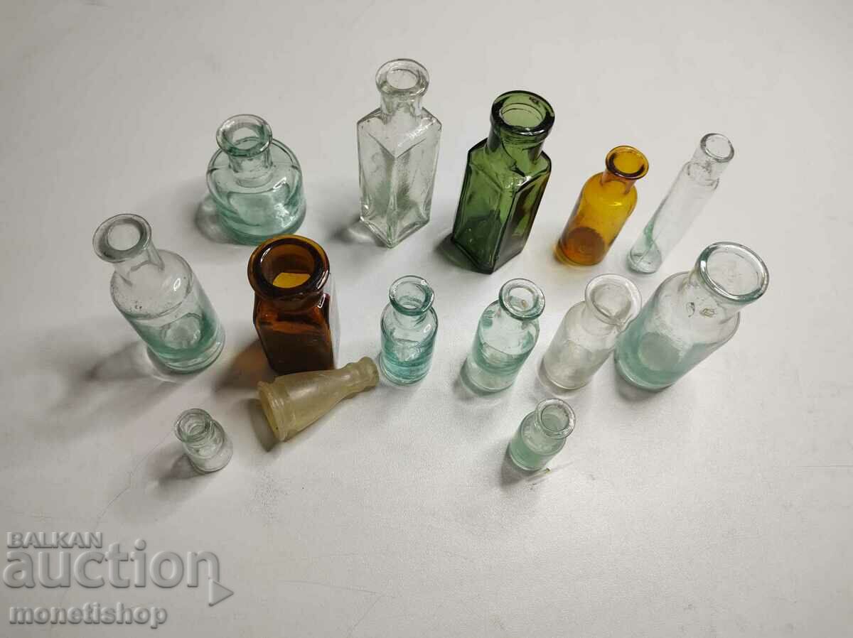 Колекция от медицински стъкленици използвани през 18-19 век.