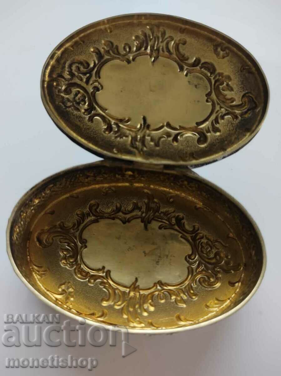 Ασημένιο κουτί για ταμπάκο ή χάπια 27γρ. με τιμή 270.00 BGN | € 138.05 Ασημένιο κουτί για ταμπάκο ή χάπια 27γρ. με τιμή 270.00 BGN | € 138.05