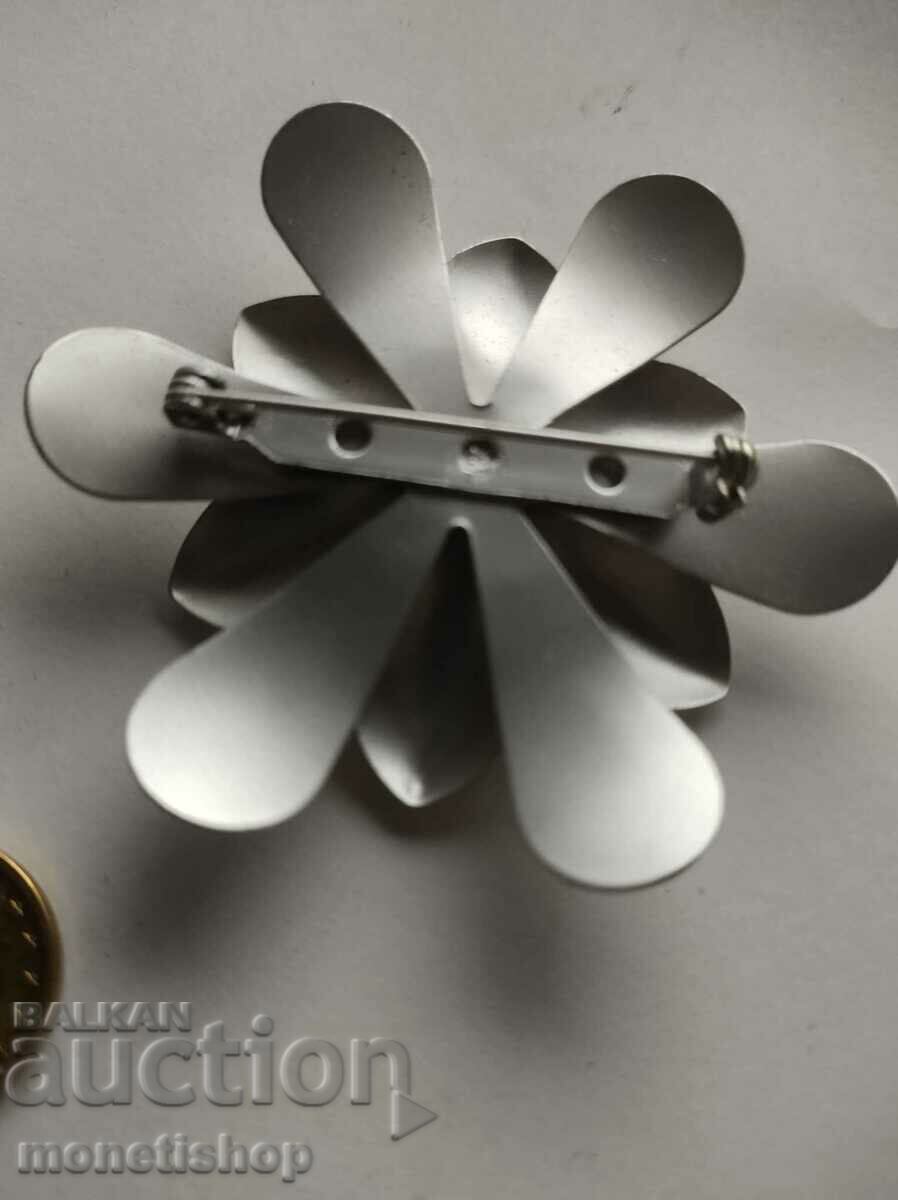 Две красиви брожки с цена 50.00 лв. | € 25.56 Две красиви брожки с цена 50.00 лв. | € 25.56