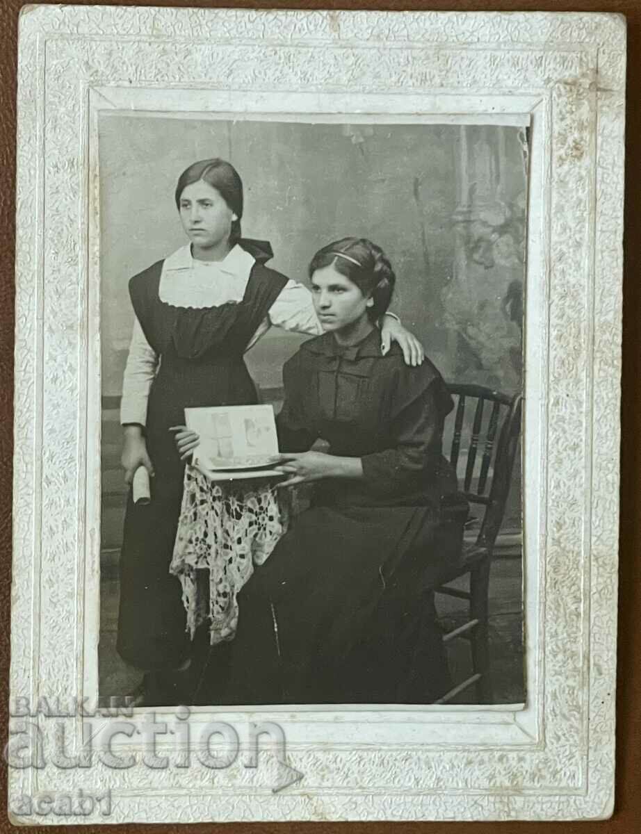 Photograph of two schoolgirls from D. Oryahovitsa, 1914