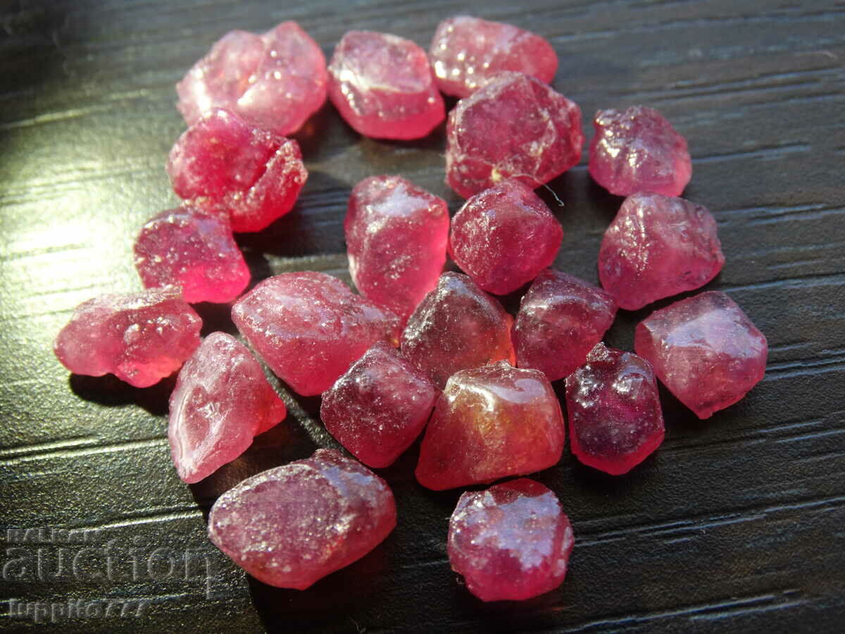 φυσικό ρουμπινί κορούνδιο όψης ποιότητας 62 καρατίων παρτίδα 21 τμχ με τιμή 765.00 BGN | € 391.14 φυσικό ρουμπινί κορούνδιο όψης ποιότητας 62 καρατίων παρτίδα 21 τμχ με τιμή 765.00 BGN | € 391.14