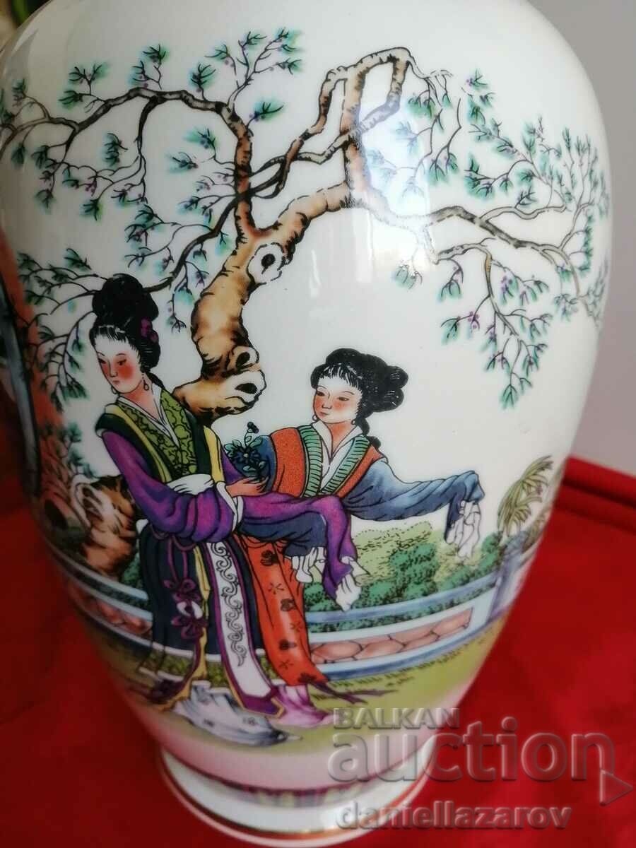 Vasă chinezească veche, marcată cu preț 190.00 BGN | € 97.15 Vasă chinezească veche, marcată cu preț 190.00 BGN | € 97.15