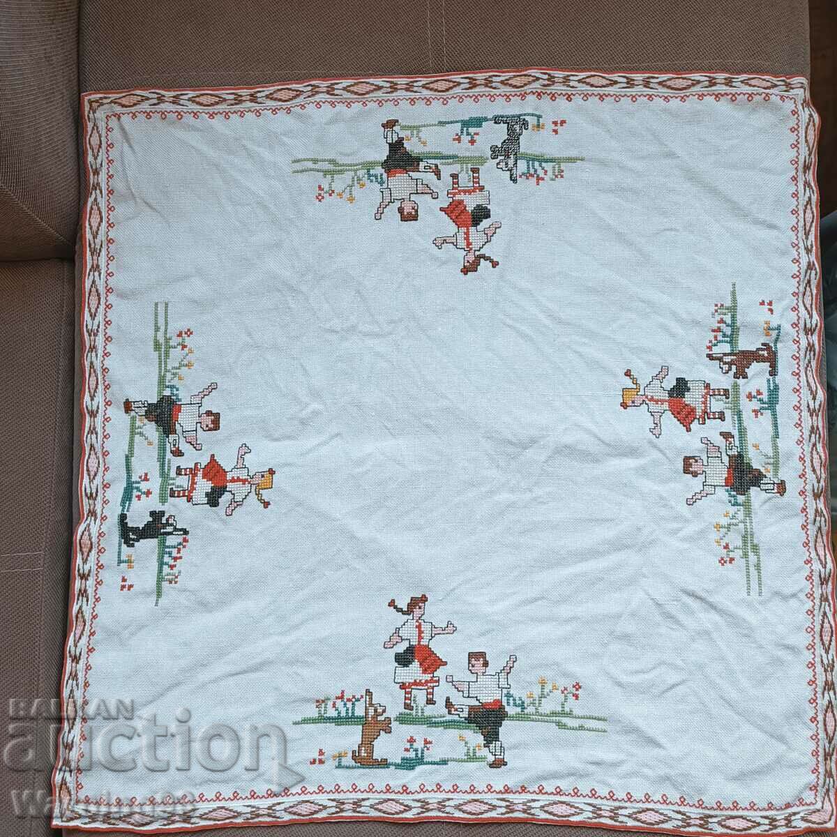 Livrarea Covor vechi bulgaresc cu motive populare - 60/60 cm Livrarea Covor vechi bulgaresc cu motive populare - 60/60 cm