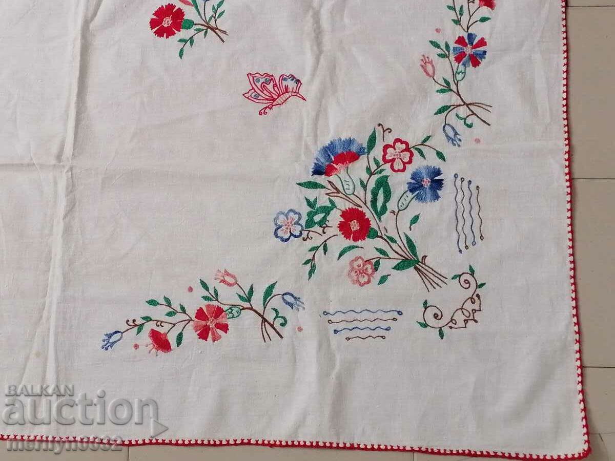 Tablecloth with milo lace embroidery with price 58.00 BGN | € 29.65 Tablecloth with milo lace embroidery with price 58.00 BGN | € 29.65