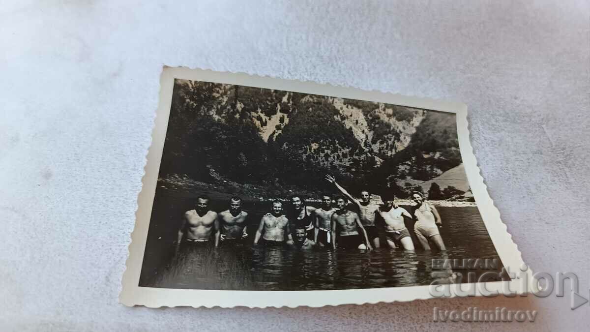 Photo Young men and women in the river