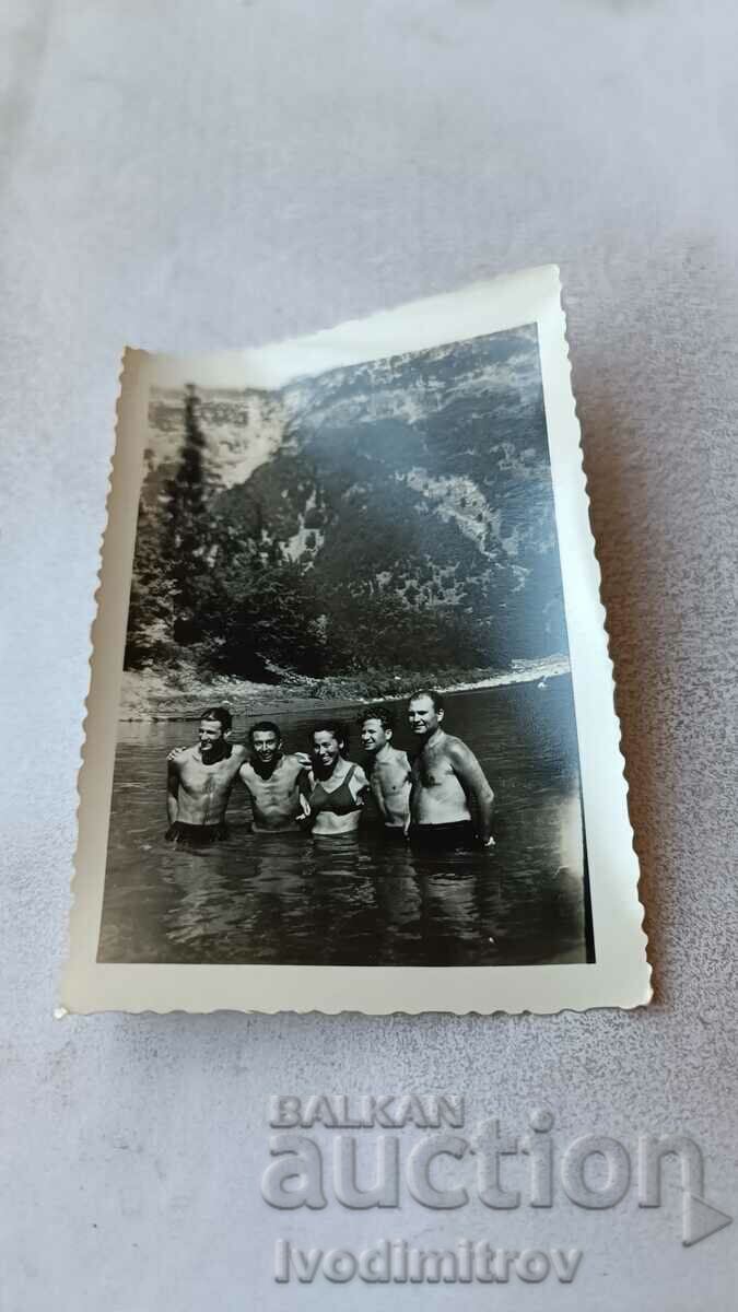 Φωτογραφία Τέσσερις νεαροί άνδρες και ένα κορίτσι στο ποτάμι