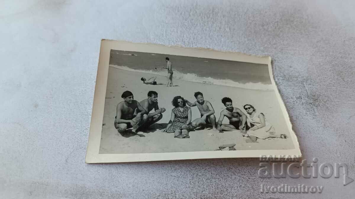 Photo Young men and women on the beach