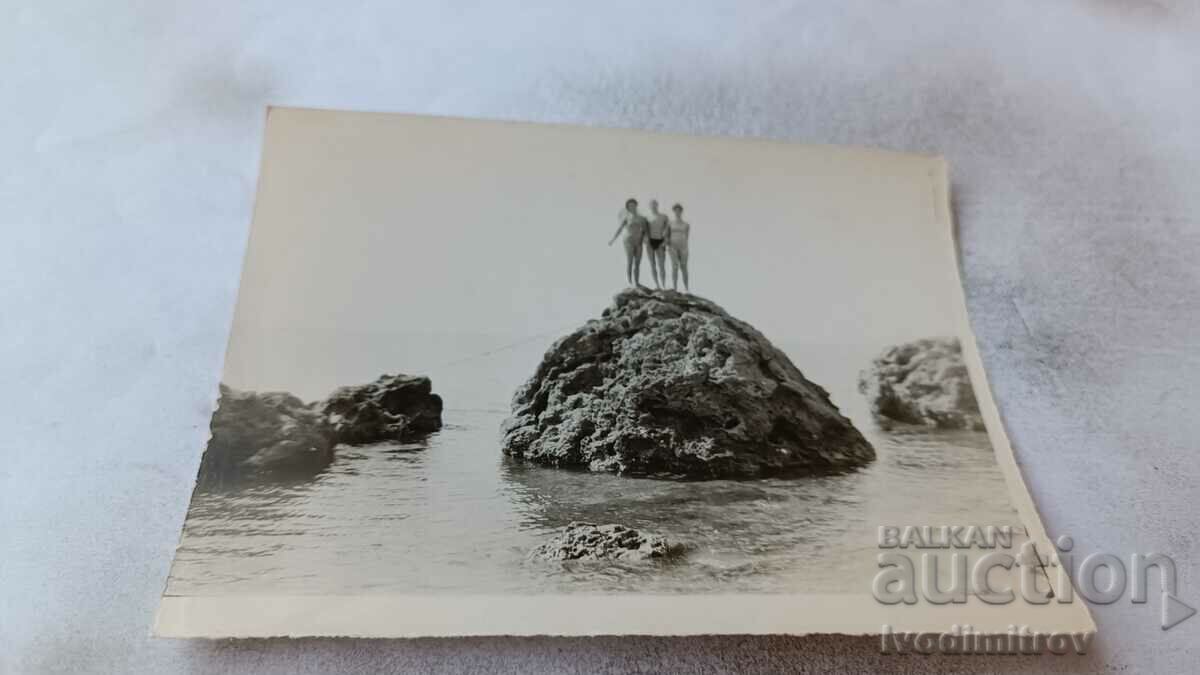 Fotografie Un tânăr și două fete tinere pe o stâncă în mare 1961