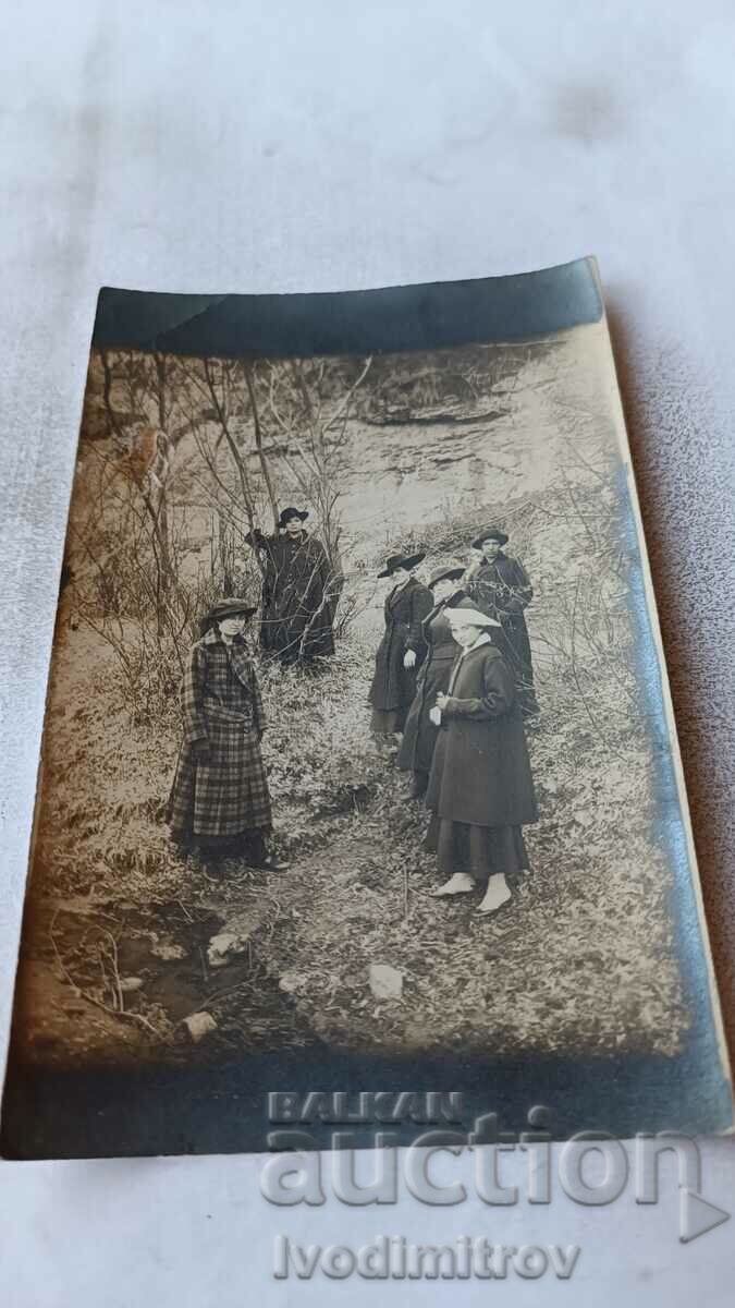 Снимка Ловечъ Пет жени покрай реката 1918