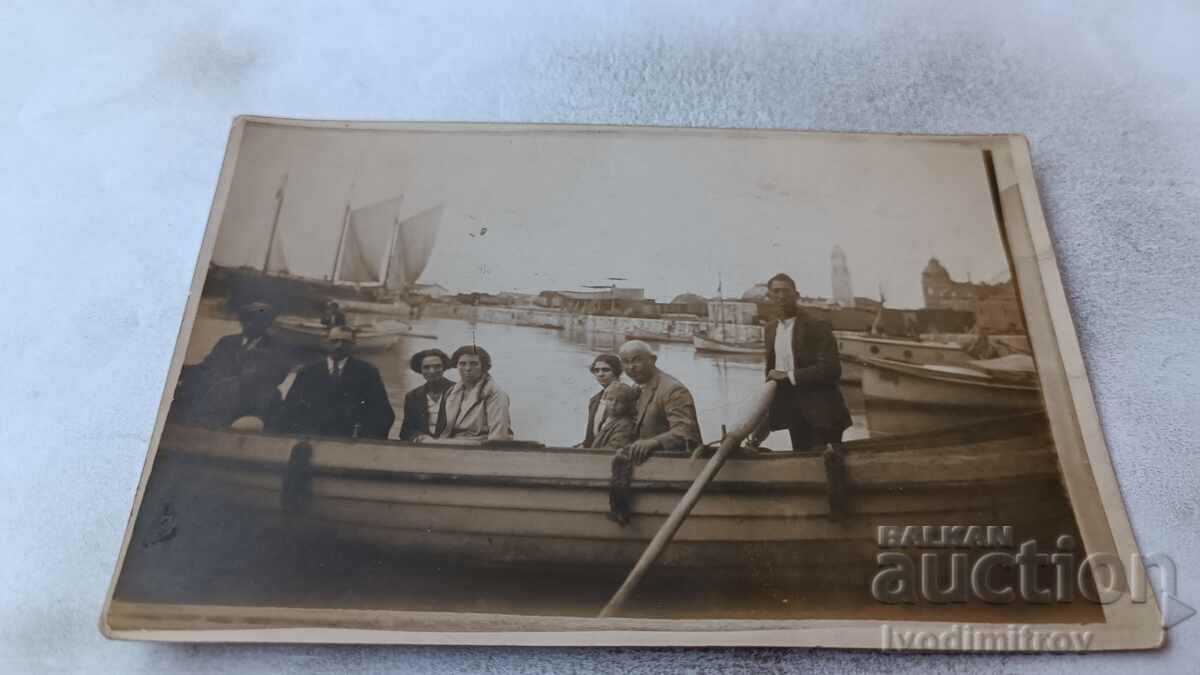 Fotografie Burgas Bărbați și femei cu o barcă în port