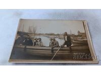Photo Burgas Άνδρες και γυναίκες με μια βάρκα στο λιμάνι