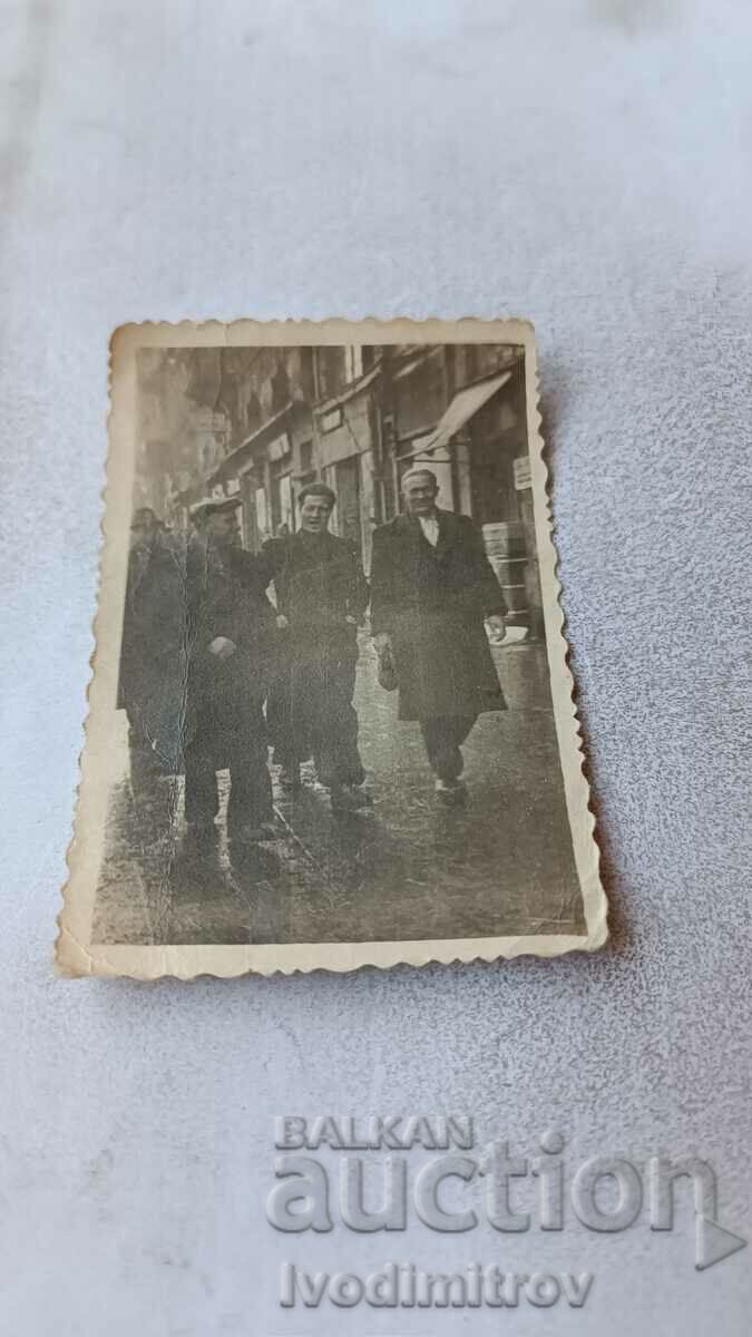 Φωτογραφία Σοφία Τρεις άντρες σε μια βόλτα
