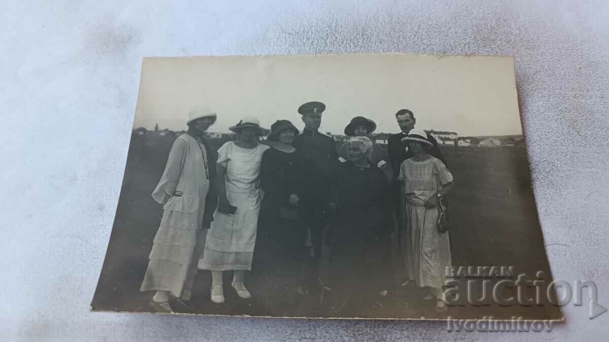 Снимка София Офицер мъж и жени връщайки се от Скачките 1924