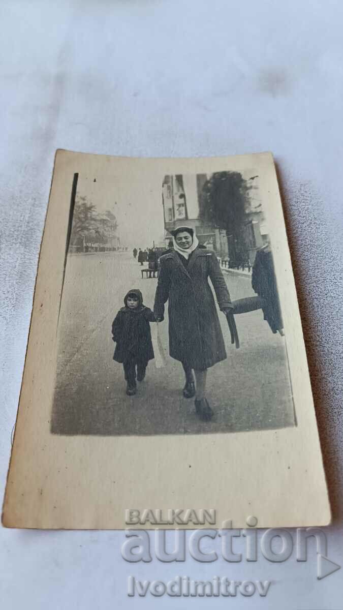 С-ка София Малко момиче и жена носеща табуретка на тротоара