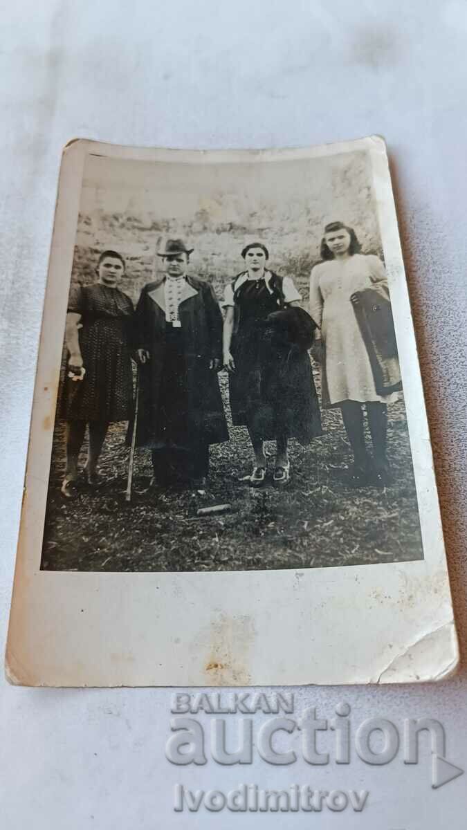 Photo Kazanlak Man and three young women 1942