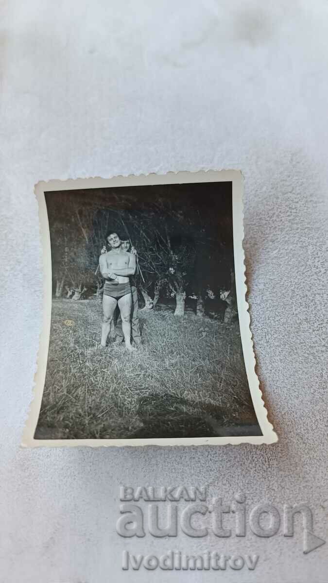 Photo Young people in shorts on the lawn