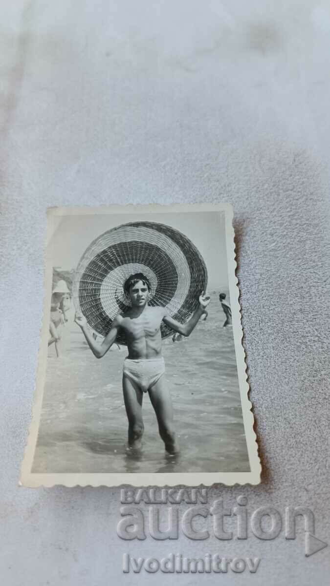 Foto Băiat cu un sombrero mexican pe plajă