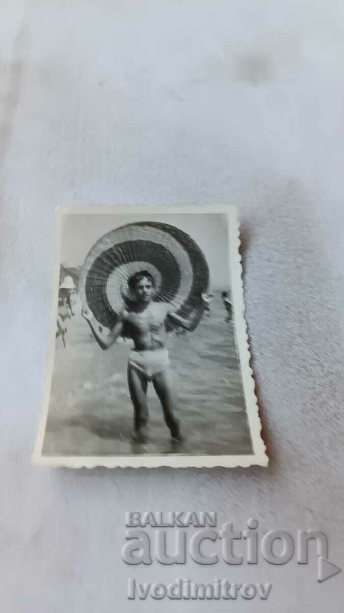 Снимка Момче с мексиканско сомбреро на брега на морето