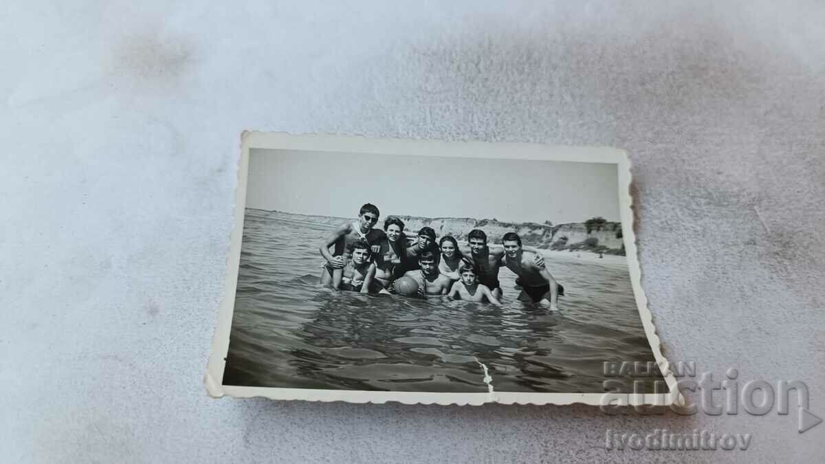 Φωτογραφία Νεαρή γυναίκα και παιδιά στη θάλασσα