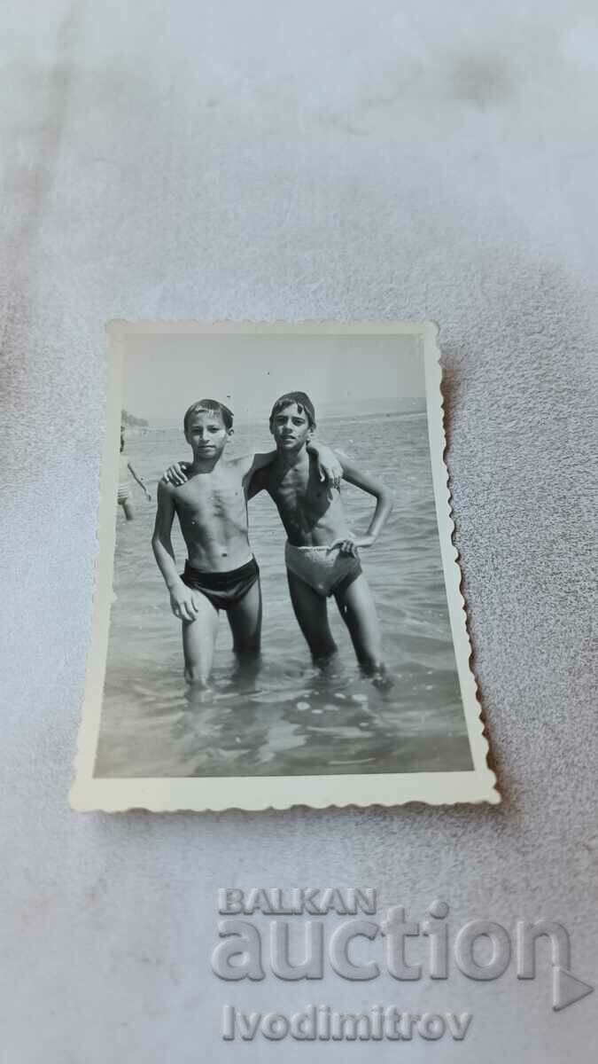 Снимка Две момчета на брега на морето